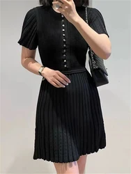 Classico semplice versatile pendolare piccolo vestito nero elastico sottile vestito a pieghe temperamento sottile abiti da donna a maniche corte