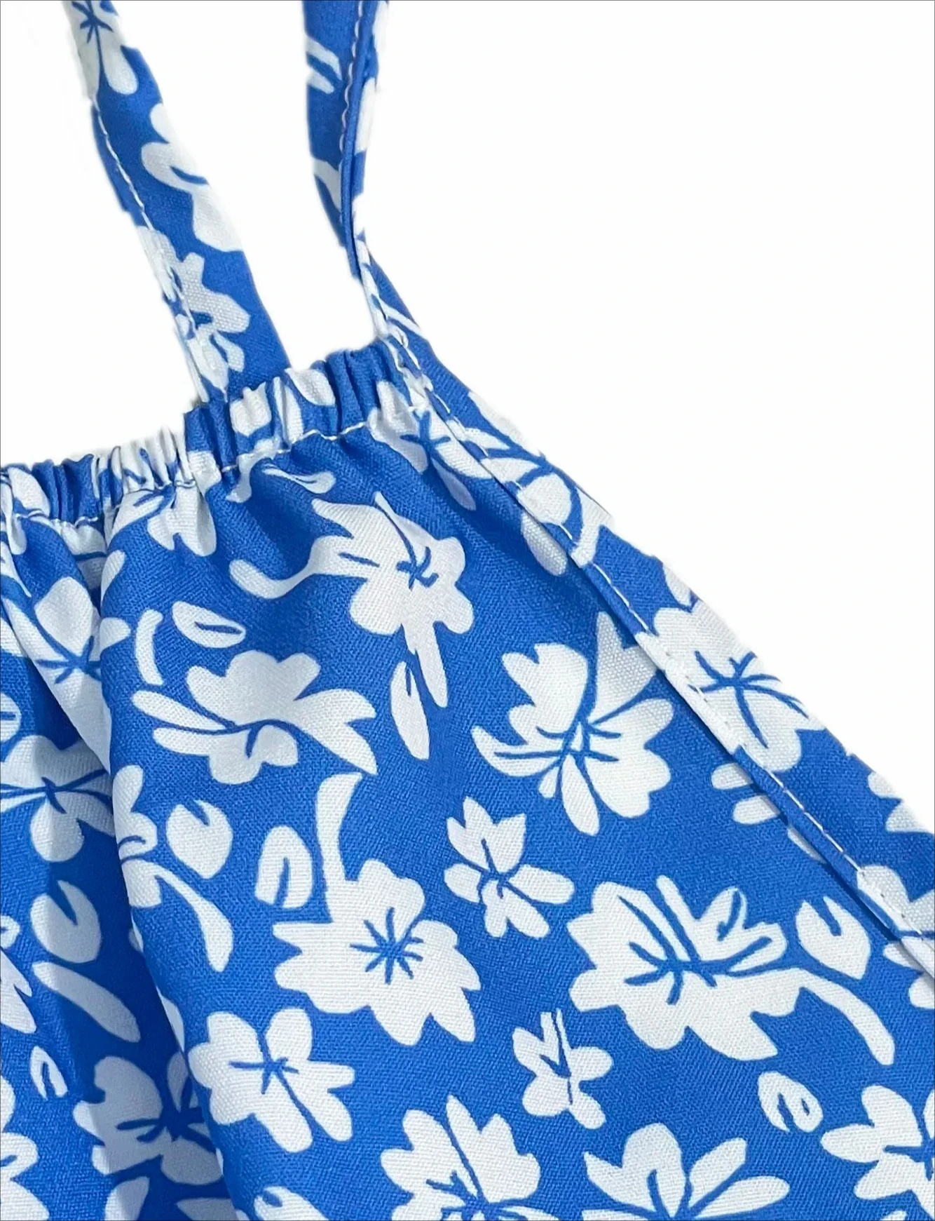 작은 꽃무늬와 얇은 스파게티 스트랩이 있는 캐미 드레스는 해변 휴가와 여름에 적합합니다.