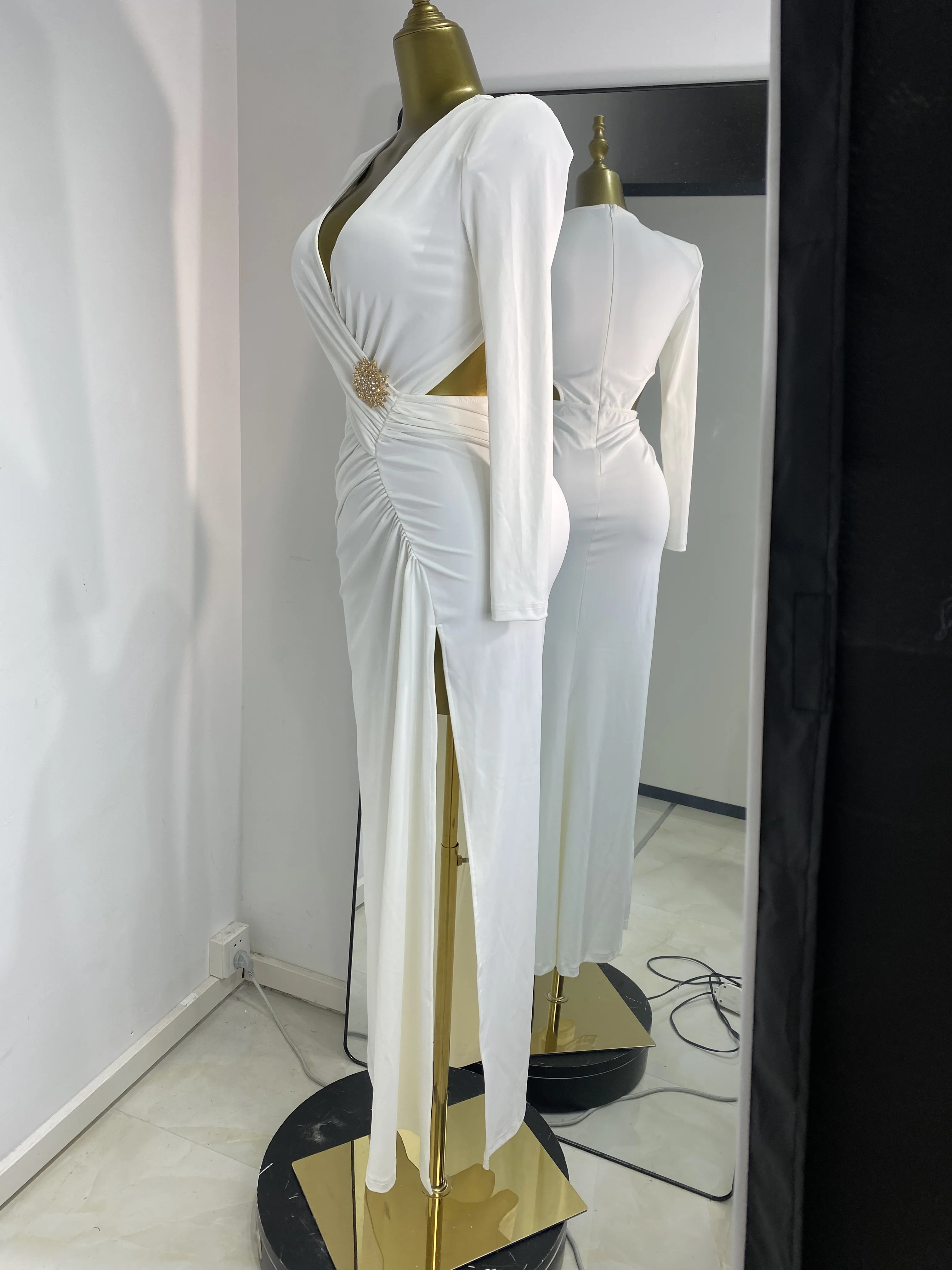 หรูหราชุดราตรีผู้หญิงแขนยาวสีขาว V คอตัดเพชรหัวเข็มขัด Maxi ยาวนุ่มสบายชุดราตรีชุดชื่อเสียง