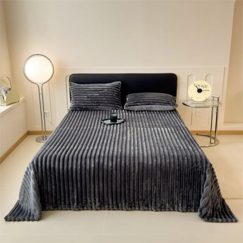 بطانية جديدة لخريف وشتاء 2025 بلون سادة من فراء الأرانب المقلد بطانية سميكة بطانية صوف الحليب المرسومة ، بدون كيس وسادة