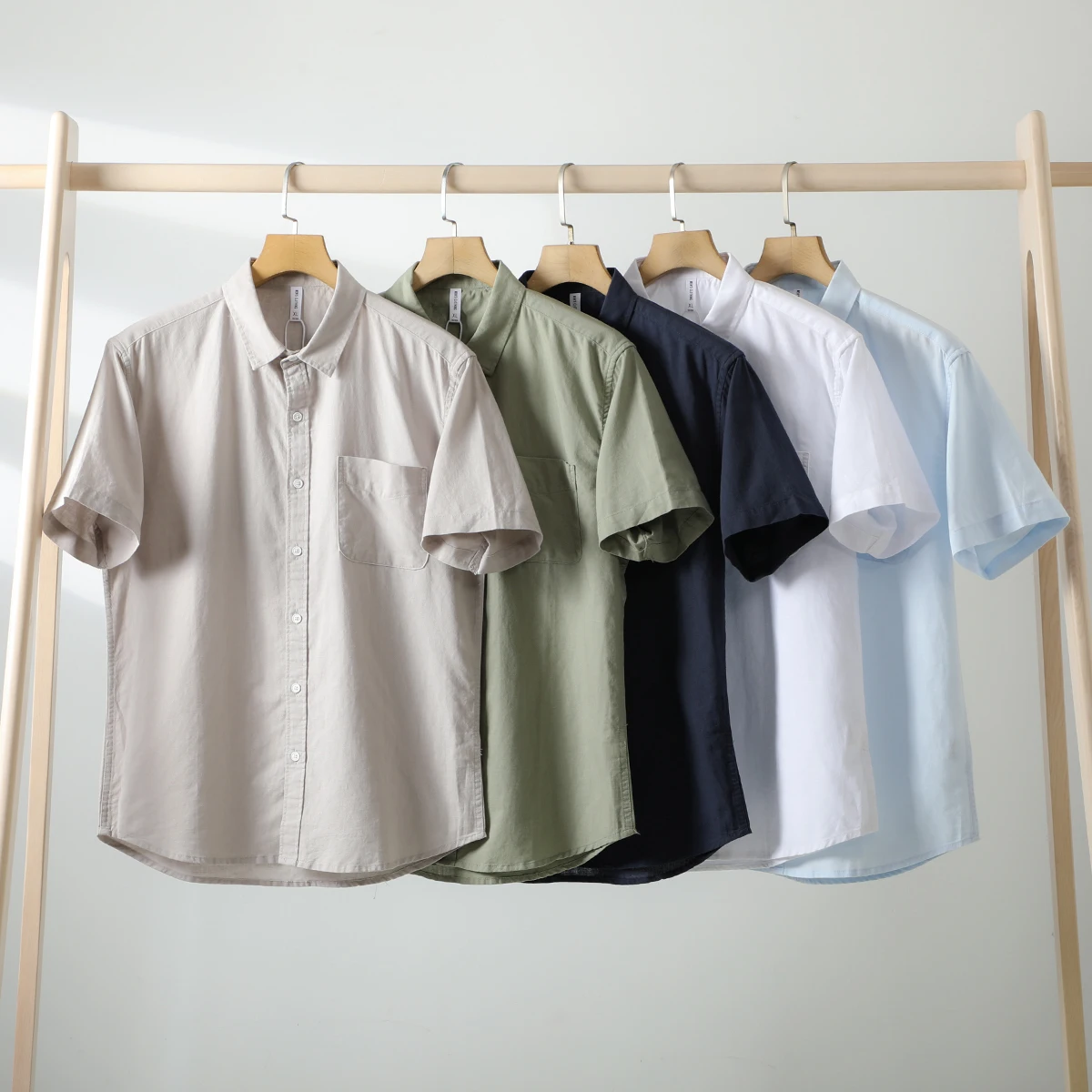 

Летняя повседневная рубашка из хлопка и льна для мужчин: дышащая, влагоотводящая, свободного кроя, в городском стиле, с воротником