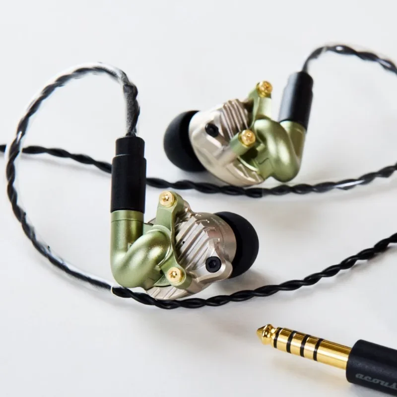 Silver C03 + M02G wired modular into headphone plug, round sound