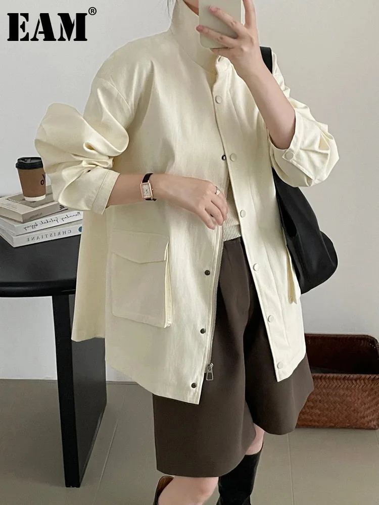 [EAM] Beige Pocket Elegant Big Size Jacket New Stand Collar Long Sleeve Women Coat Fashion Tide Spring Autumn 2024 1DH6915