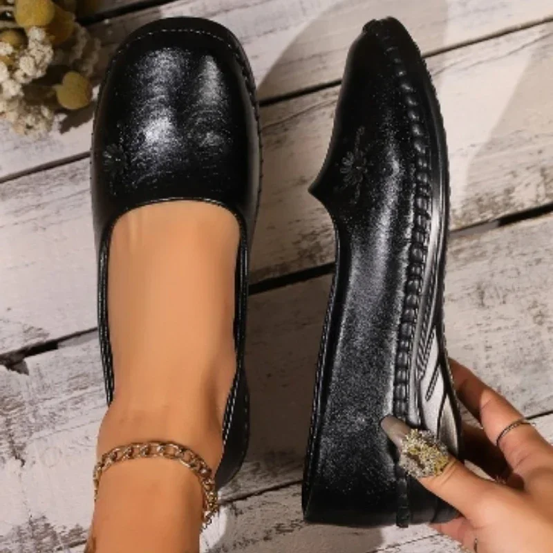 2024 scarpe basse da donna Slip-On di vendita calde primavera punta quadrata tinta unita tacchi bassi semplici appartamenti Casual per il pendolarismo quotidiano