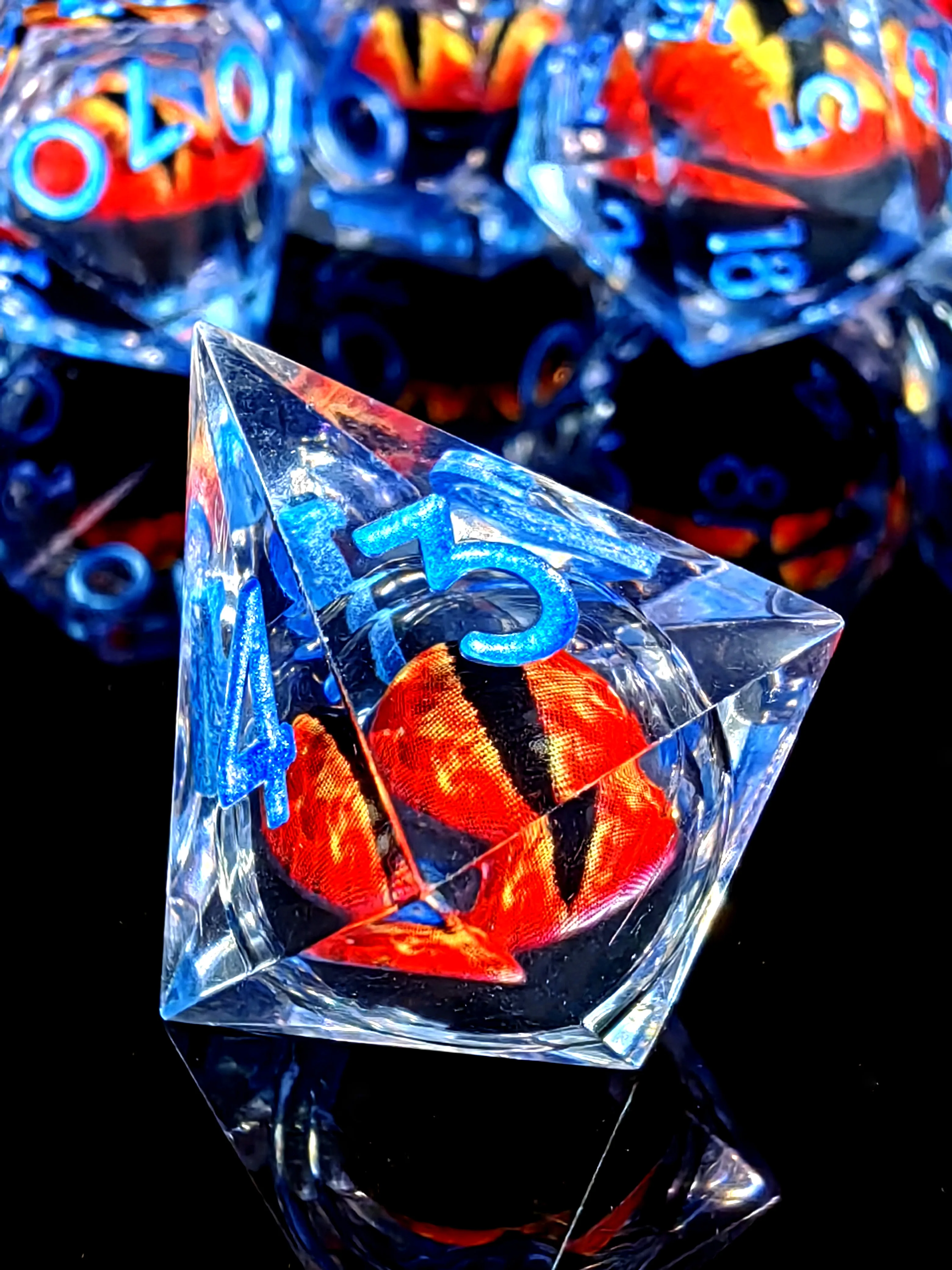 Set di dadi DnD - Dadi in resina da 7 pezzi con nucleo rotante Dragon Eye, scritte blu trasparenti per giochi da tavolo e giochi da tavolo