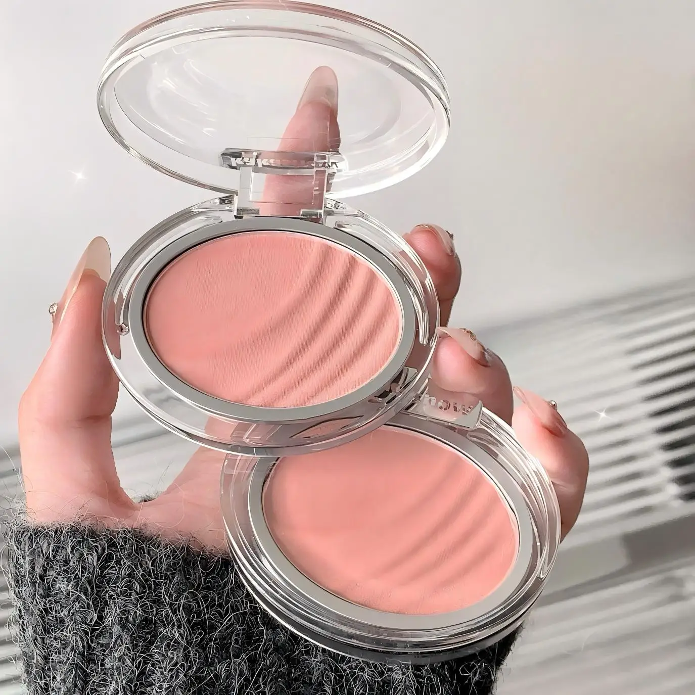 Kakashow powder blusher powder is bright and fine, and it is not easy to get dizzy. Women with makeup and color display daily