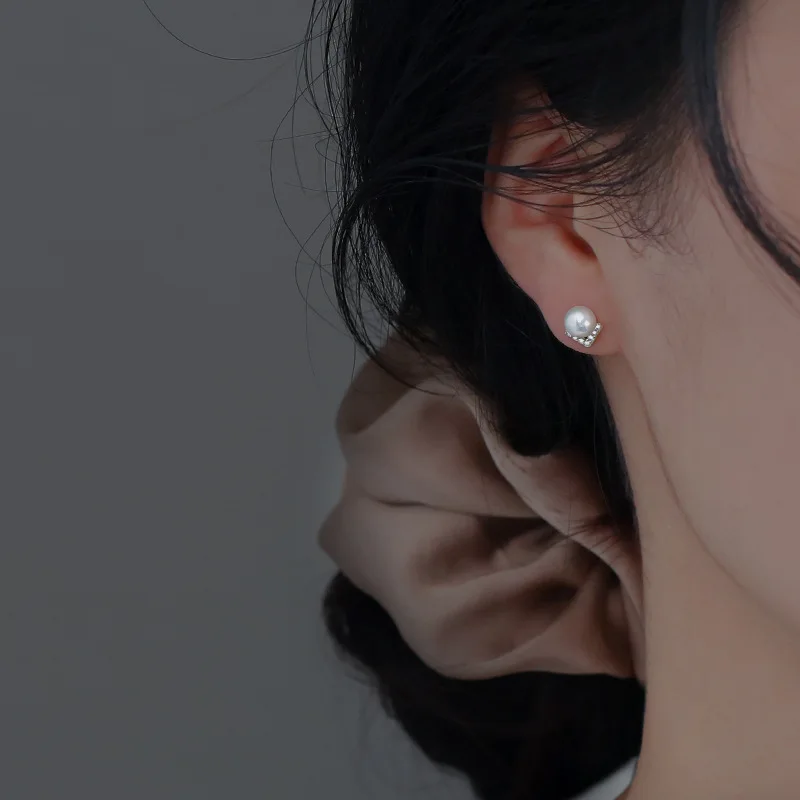 

Korean Pearl Ear Studs Women's Small Group Design Delicate Diamond inlaid V-shaped Ear Studs in Fashion Ear Accessories