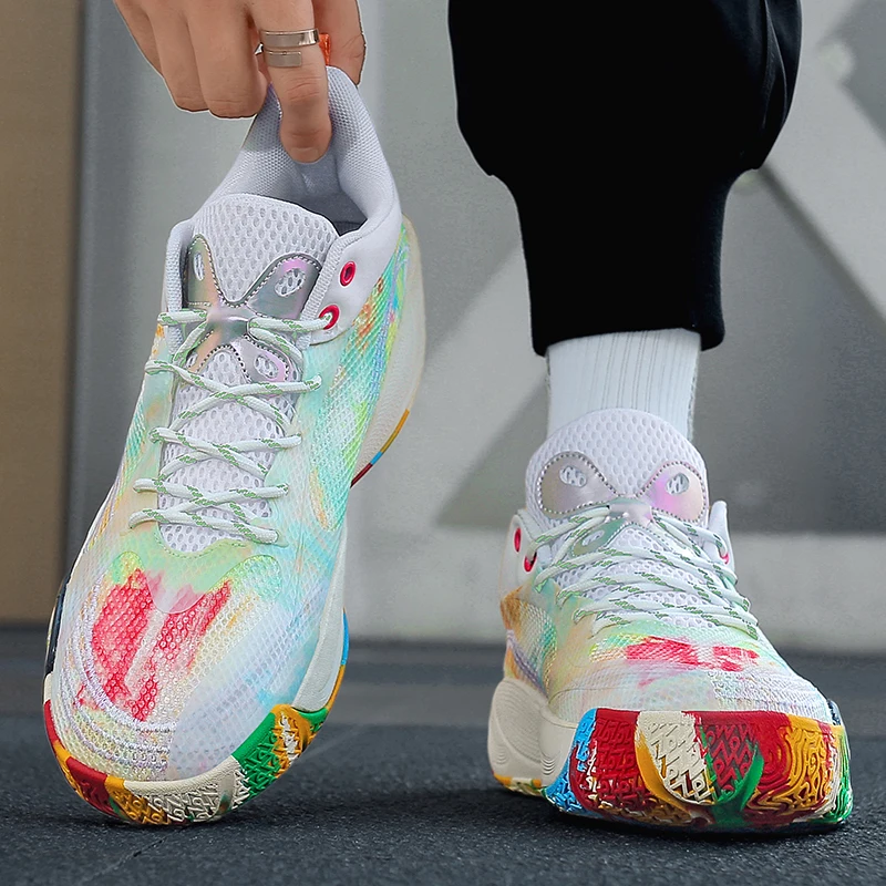 

New fashionable sports shoes with soft cushioning design and breathable fabric, suitable for casual sports activities.