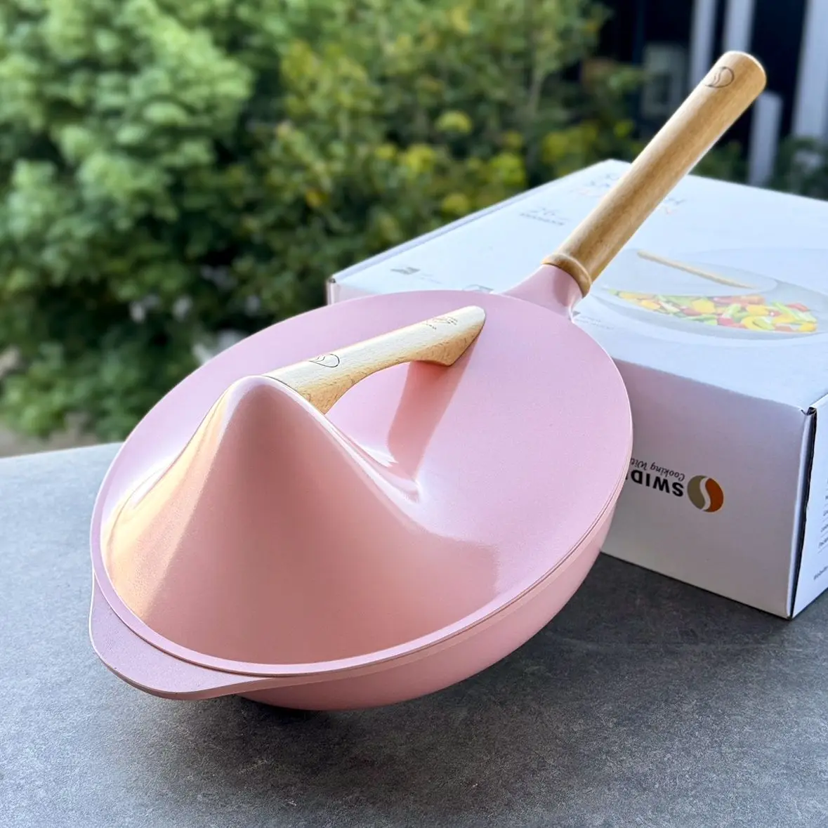 

High Value Pink 26CM Ceramic Layer Non-stick Pan Bamboo Hat Frying Pan Household Stir Fry Stew