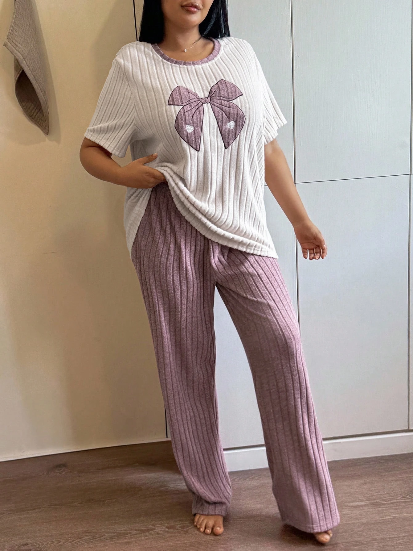 

Women's Plus Size Elegant Soft Comfortable Pajama Set with Bow Pattern & Heart Embroidery, Short Sleeve & Long Pants Loungewear