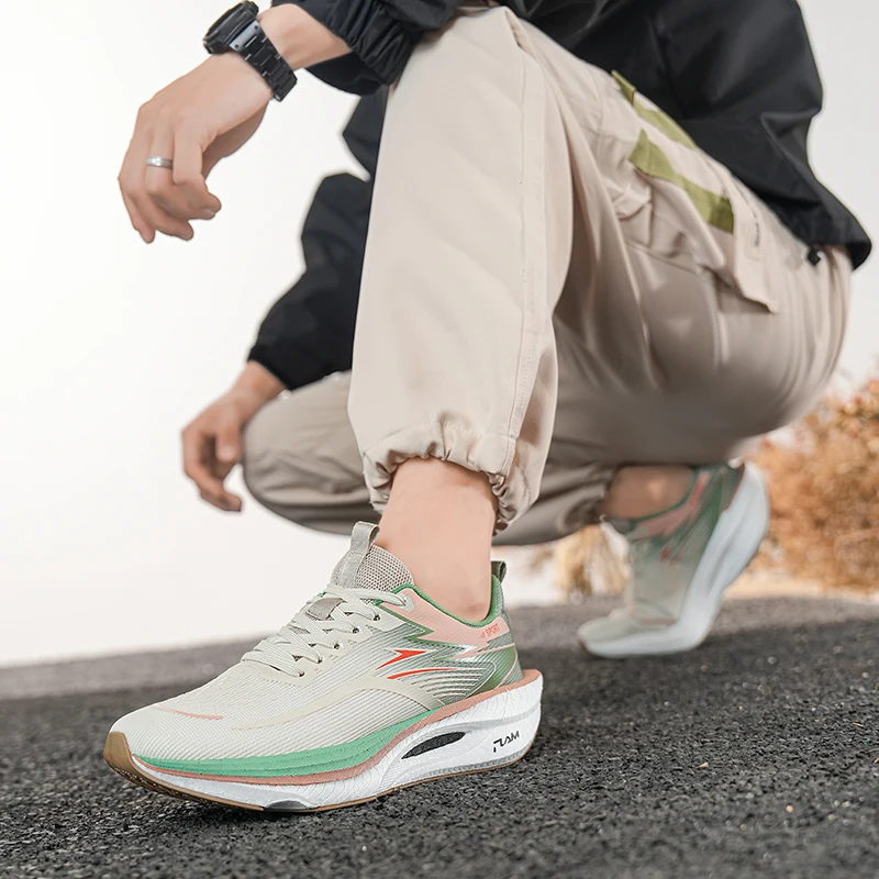 Herren-Freizeitsportschuhe, neue Rennschuhe mit Farbverlauf und Carbonplatte, atmungsaktive Fly-Knit-Mesh-Dämpfung, rutschfeste Schuhe für Herren und Damen, Outdoor-Sportschuhe für morgendliches Lauftraining. – Detail 16