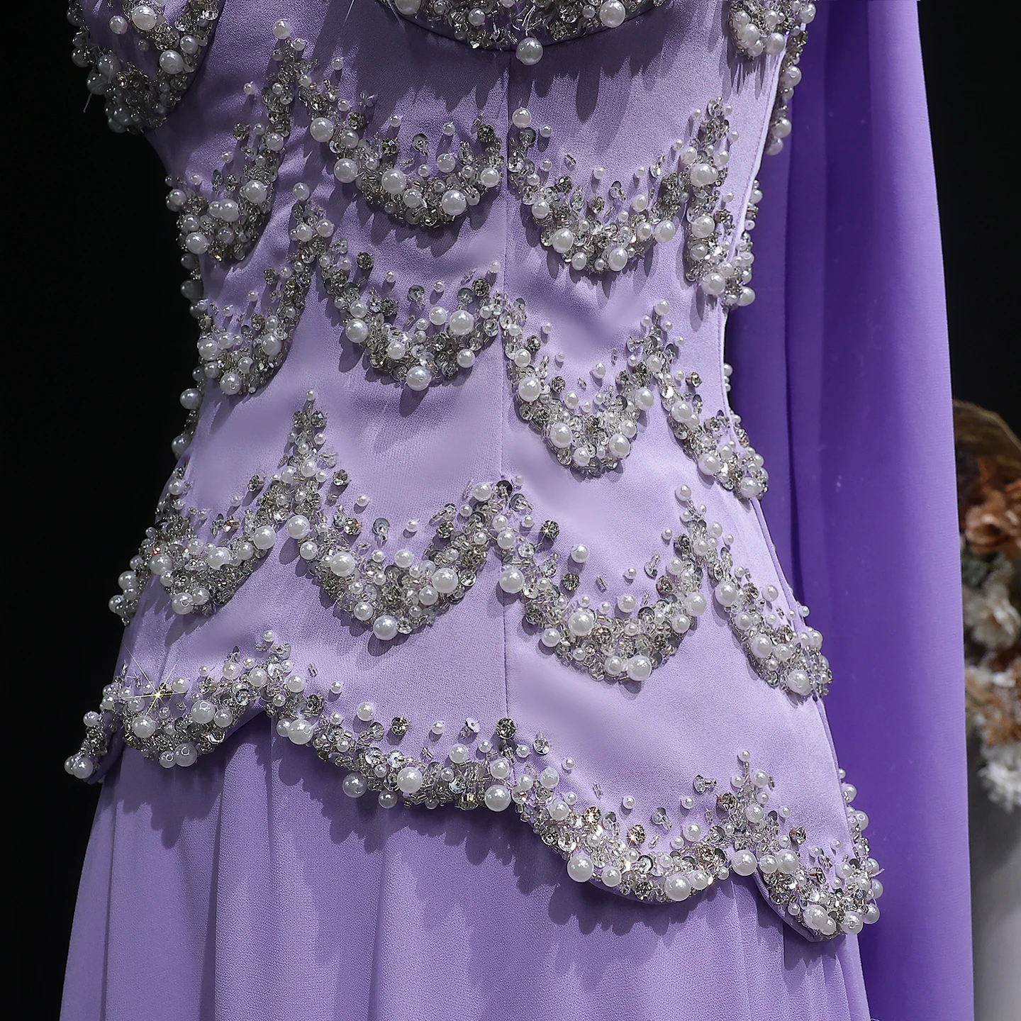 Sharon Said Lila Elegantes Abendkleid mit Schal Luxuriöses Perlenbesetztes Paillettenbesetztes Formelles Anlass-Partykleid für Damen SS753 Maßgeschneidert – Detail 9