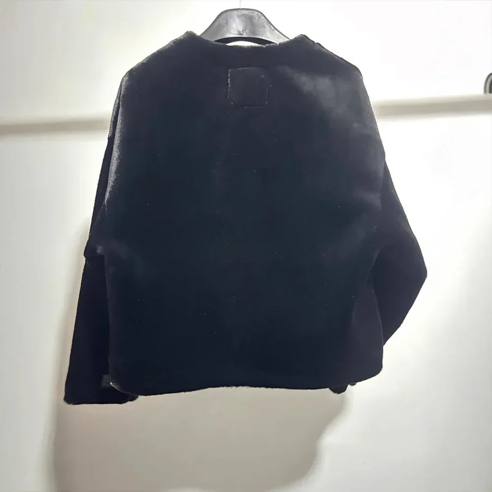 2024 شتاء جديد المرأة جولة الرقبة طويلة الأكمام الأسود فو الفراء تأثير سترة مزاجه تنوعا زر الديكور