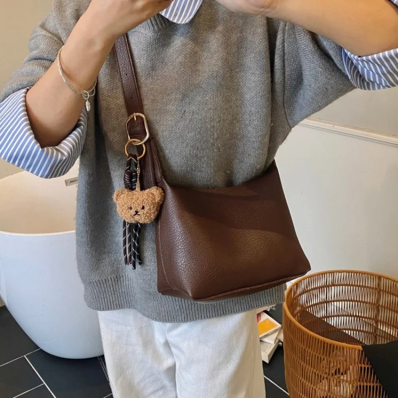 

Top-Tier Women's Handbag Made Of Cowhide Leather Boasting Trendy Cyprus Vintage Neat Spacious Daily Look