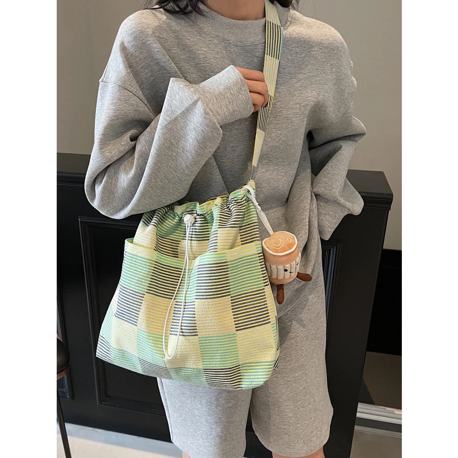 

Casual large bag for women 2025 new fashionable cloth bag, shoulder bag, large capacity tote bag, class commuting crossbody bag