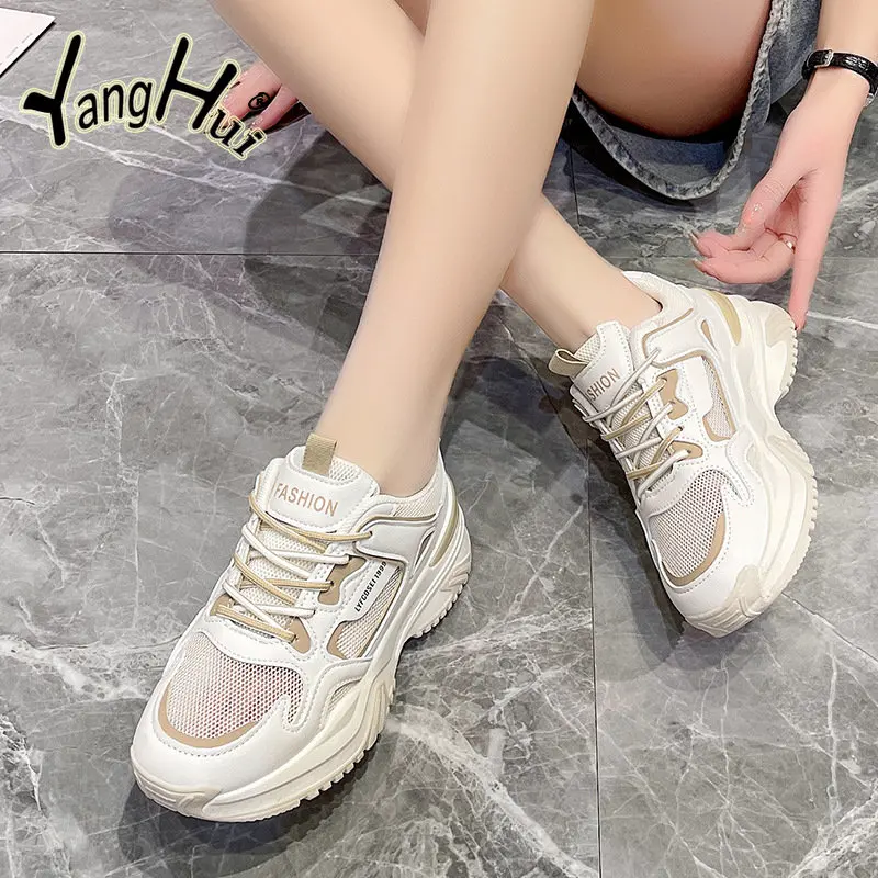 Sneakers leggere e traspiranti in rete in stile coreano 2023 scarpe sportive All-match resistenti all'usura con fondo spesso alla moda