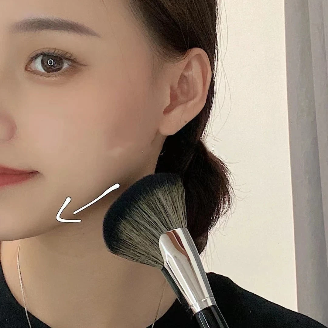 No 72 Sickle Contour Makeup Brush Soft Dense Synthetic Bristles Portable Design for Travel Outdoor Makeup Touch-Up Use