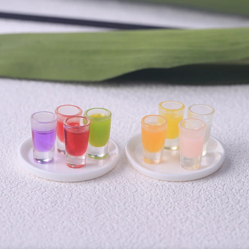 Accessori per Modellini di Scene di Gioco: Set di 7 Bottiglie Miniatura di Succo; Decorazioni per Casa delle Bambole con Tazze Colorate per Bevande alla Frutta in Miniatura