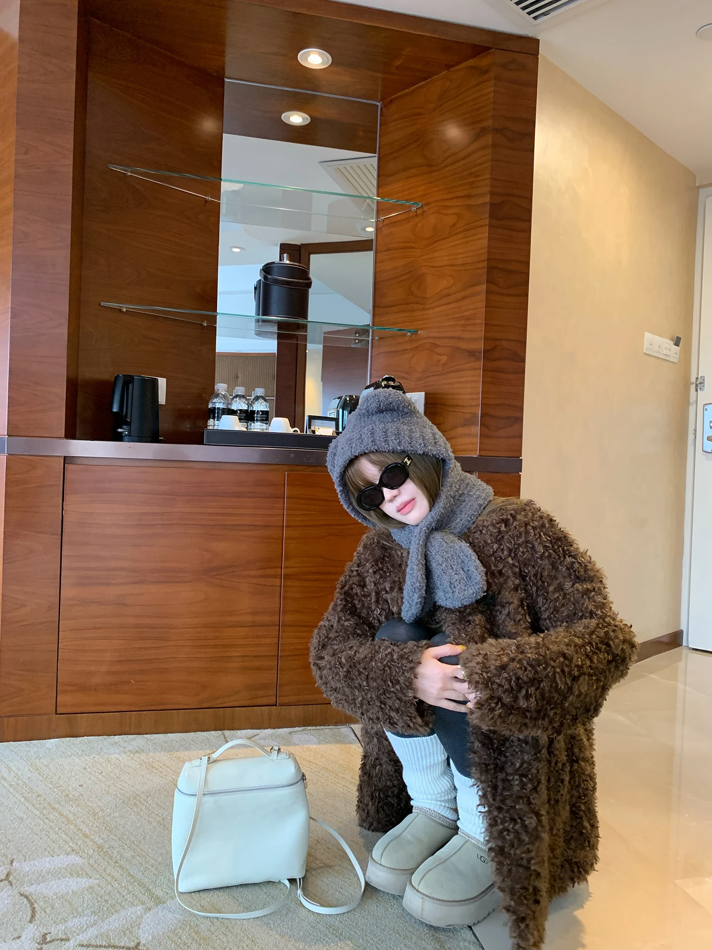 

Eco-Friendly Lamb Fur Jaet Fluffy Sle Women's Outerwear YOYOZIZHI Loose Fit Long Sve Mid-Length Polyester Fiber