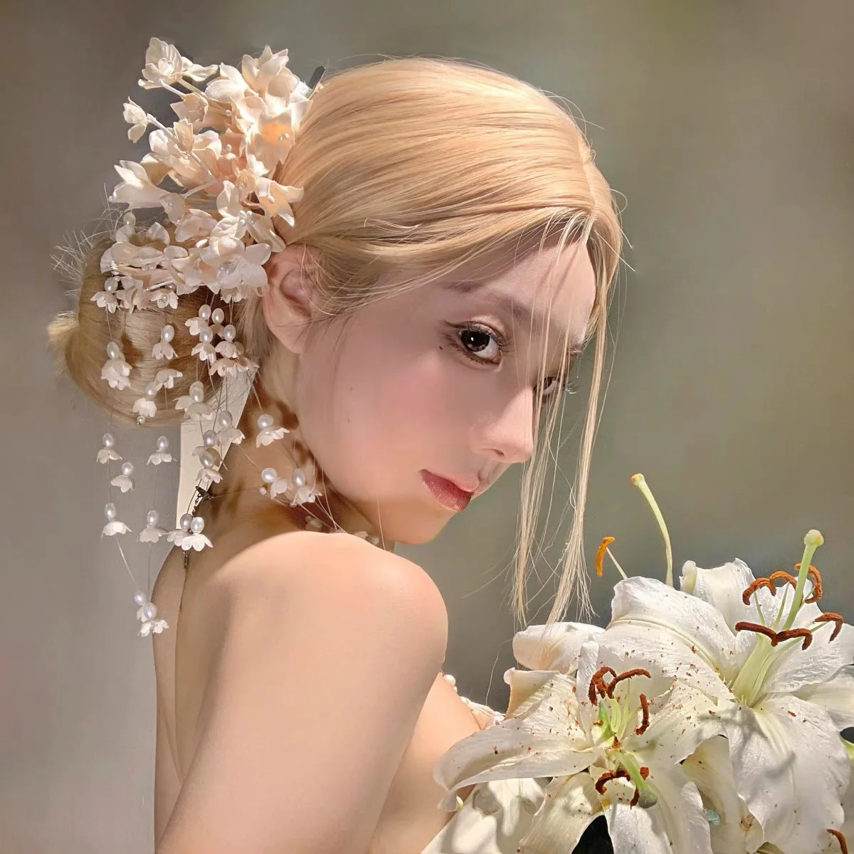 

Fairy Irises Flower Long Fringe Acrylic Imitation Pearl Duckbill Hair Clips for Women Temperament Bridal Romantic Accessories