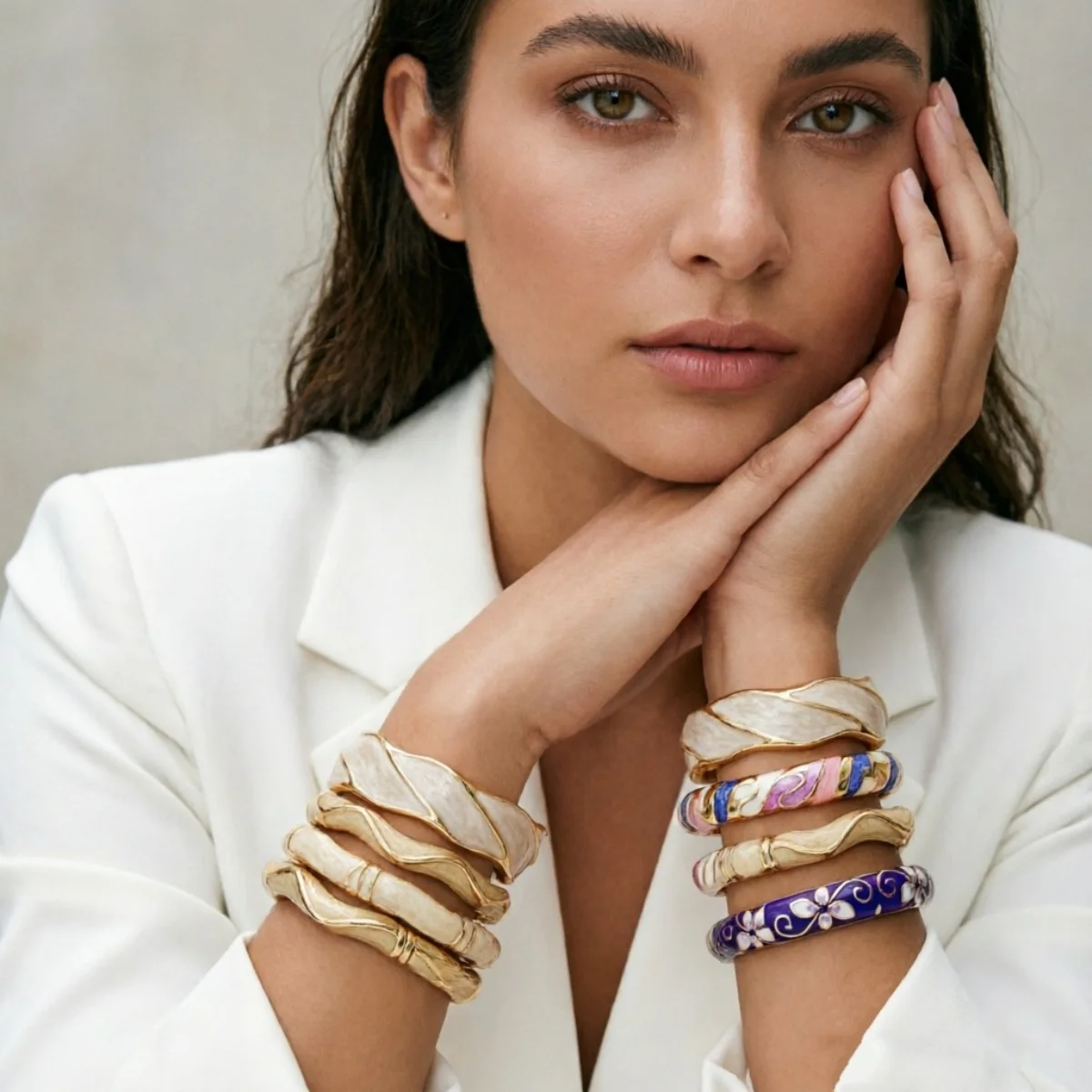 Retro-Ethno-Armband in Lila, Rosa und Weiß mit Emaille-Einsätzen für Damen und Herren, Geometrischer Statement-Armreif mit Blumenmuster – Detail 15