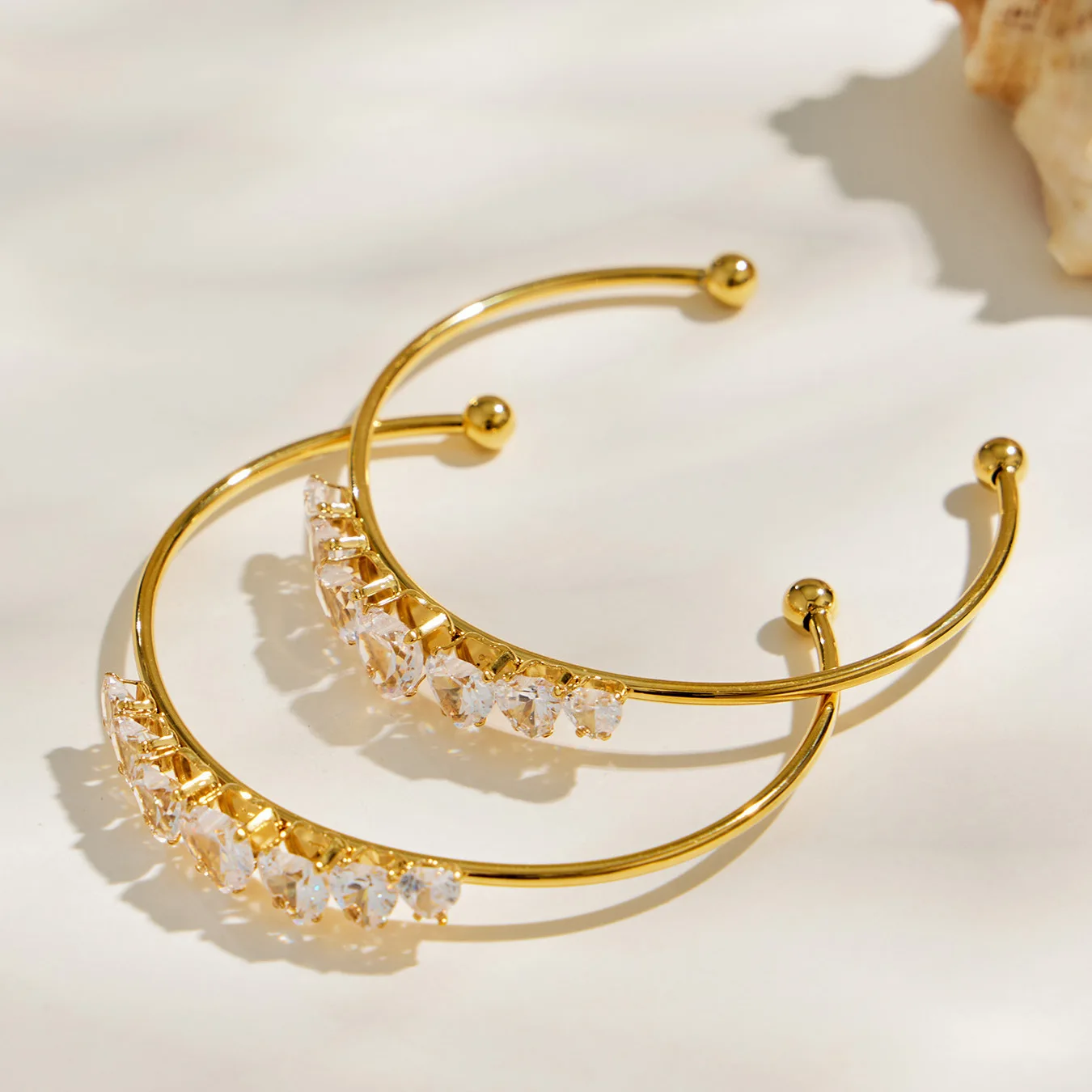 Edelstahl-Manschettenarmbänder mit Herz-Zirkon, Cubic Zirconia Armband, 18k vergoldete Armreifen, zierlicher Schmuck, Geschenk für Frauen – Detail 10