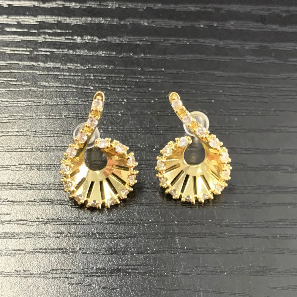 

2025 New Women's Earrings Plated with 18k Gold Crystal Zircon Hook Shaped Fashion Jewelry Party Accessories