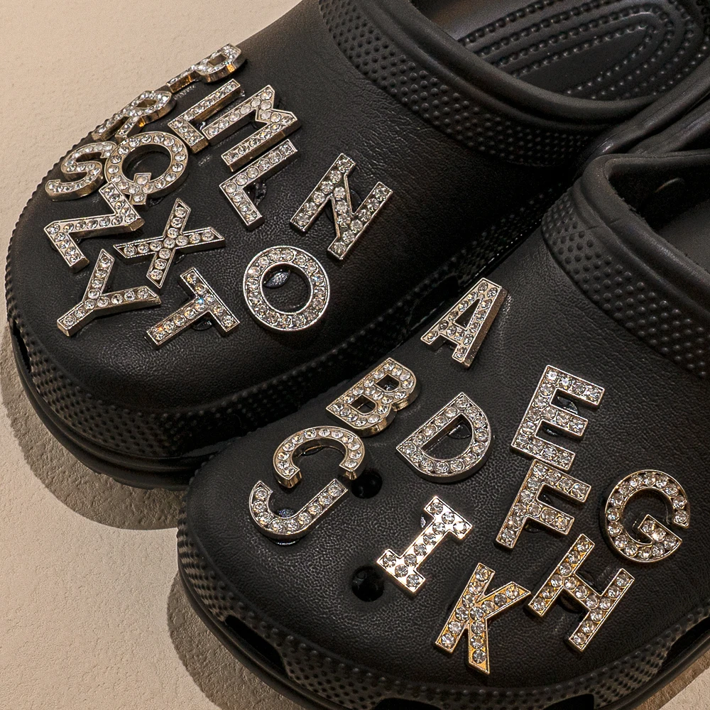 1 Stück silbrige Buchstaben, luxuriöse Schuhanhänger, Alphabet, Schuhdekorationen, Anstecknadeln für Gartensandalen, Frauen und Mädchen, glitzernde Geschenke – Detail 12