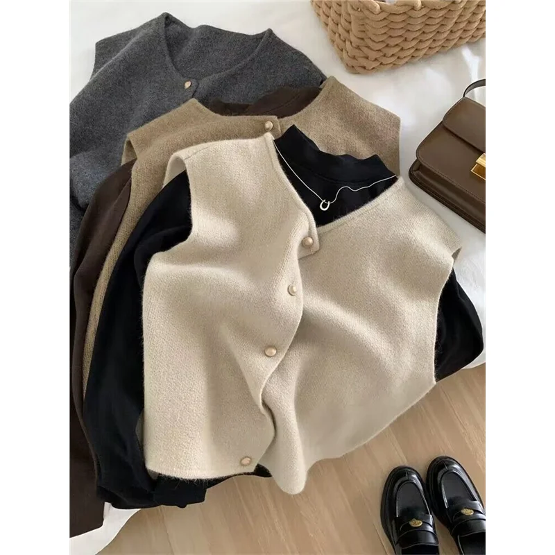 Retro Gold Buckle round Neck Knitted Vest Women's Base Layer Sweater Autumn Winter Layering Top Fashionable Versatile Style