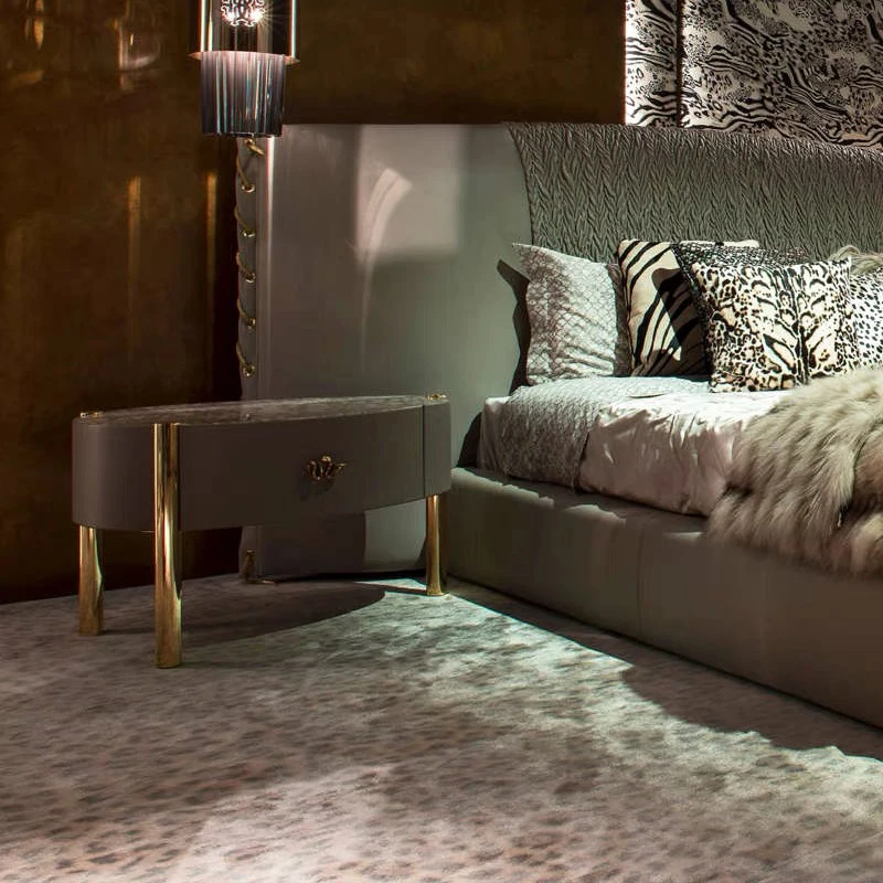 Mesa de cabeceira do quarto de hotel