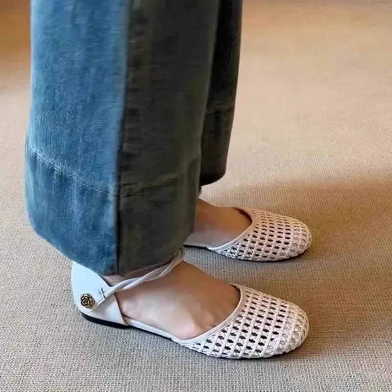 موضة نسج الجوف خارج مسطحة القاع المرأة الصنادل أحذية للنساء 2025 جديد الصيف باوتو الراحة صندل كاجوال النساء