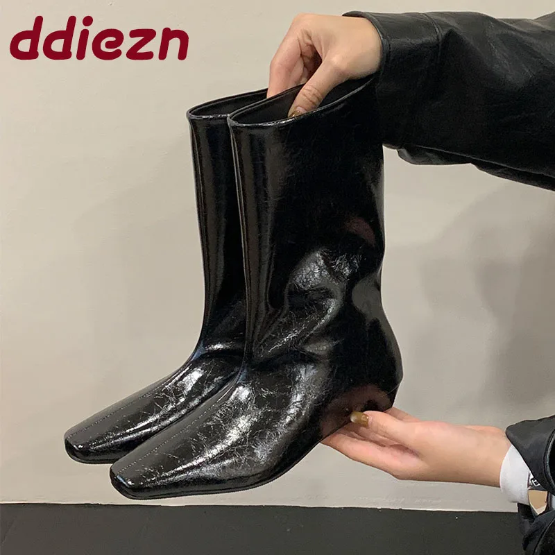 

Модные женские ботильоны в стиле вестерн без шнуровки с туфлями на низком каблуке. Женская обувь с квадратным носком. Современные женские короткие ботинки.