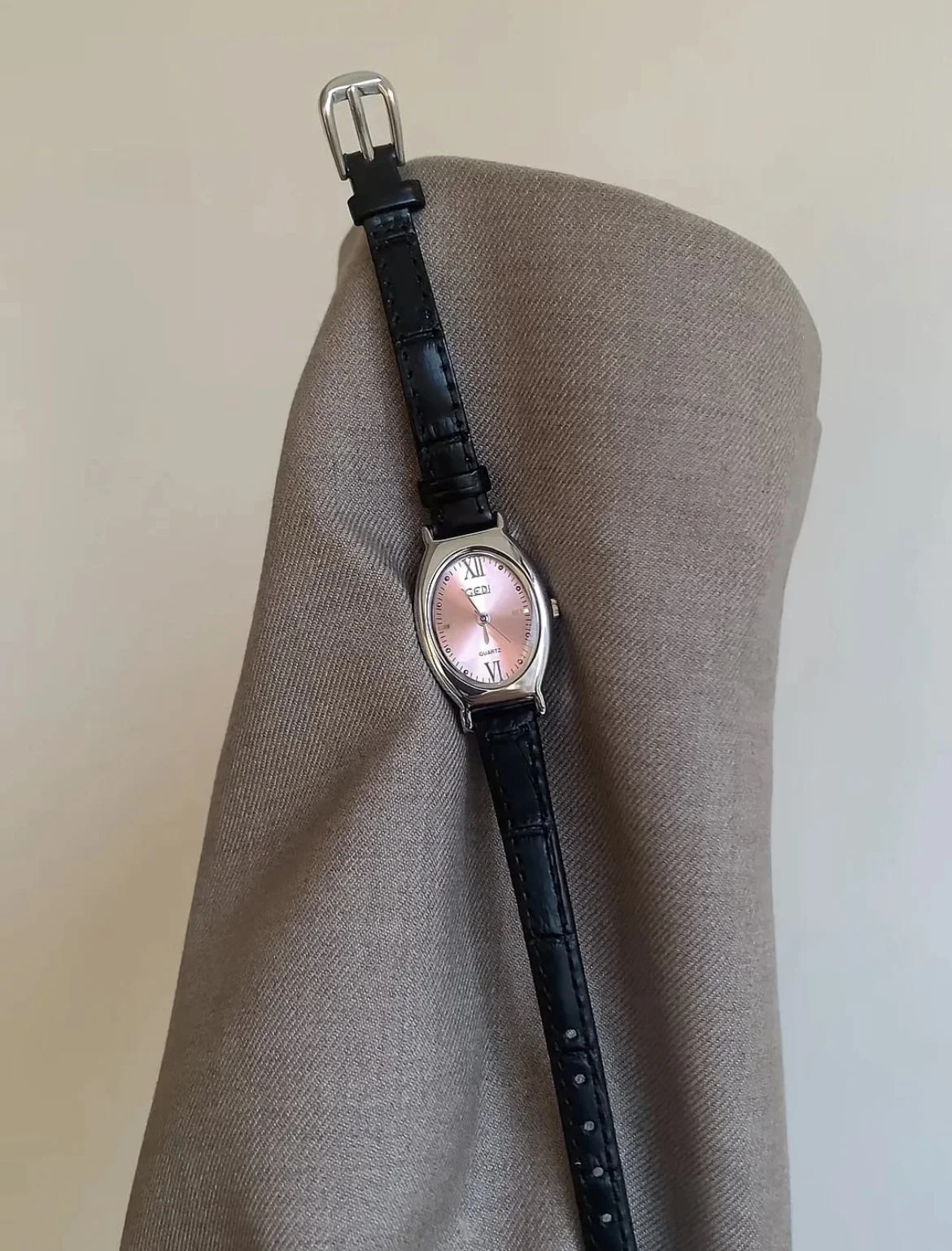 Изысканный и модный тонкий ремешок с овальным циферблатом, милые, крутые, черные, розовые, роскошные корейские часы с темпераментом для женщин, женский подарок