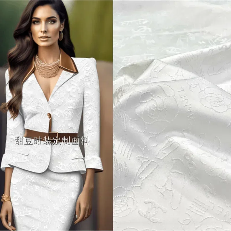 

Окрашенная в пряжу жаккардовая ткань Материал платья Элегантная камелия 3D тисненая буква Темный узор Модная ткань на дворе