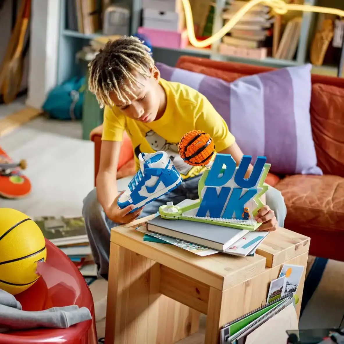 MINISO In-Stock 43008 حذاء كرة السلة نموذج اللبنات الديكور، هدية عيد الميلاد، هدية عيد ميلاد