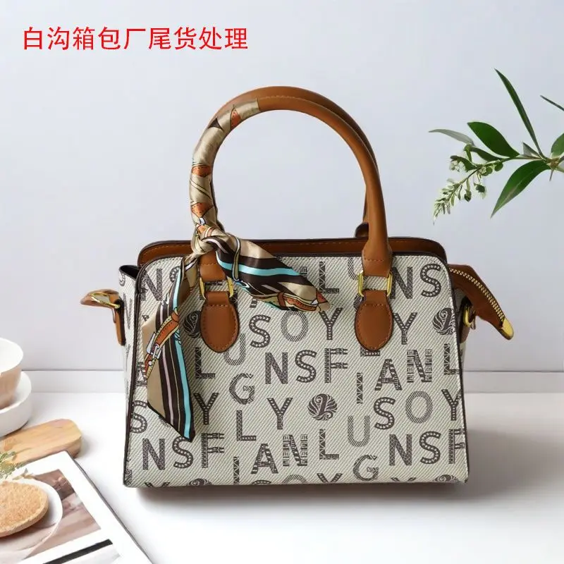 

Women Bags Fashion Versatile Carried By Hand Crossbody High-end Leftover Goods Texture Light Luxury New Soft Appearance Level