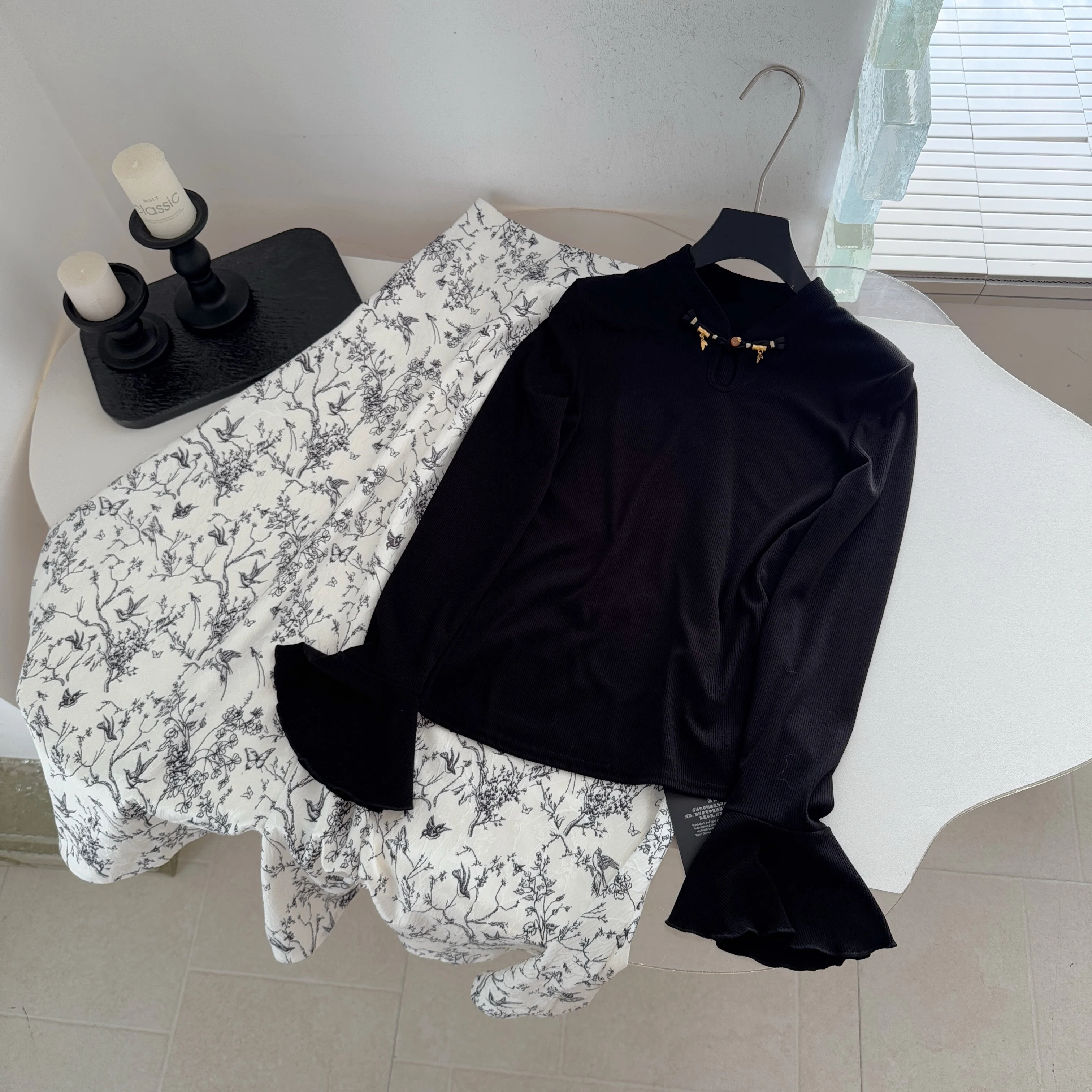 Retro Water-Media Style Knitted Top And Skirt Set Women's Fashion Autumn Wear Black White Two-Piece Ensemble Stand Collar