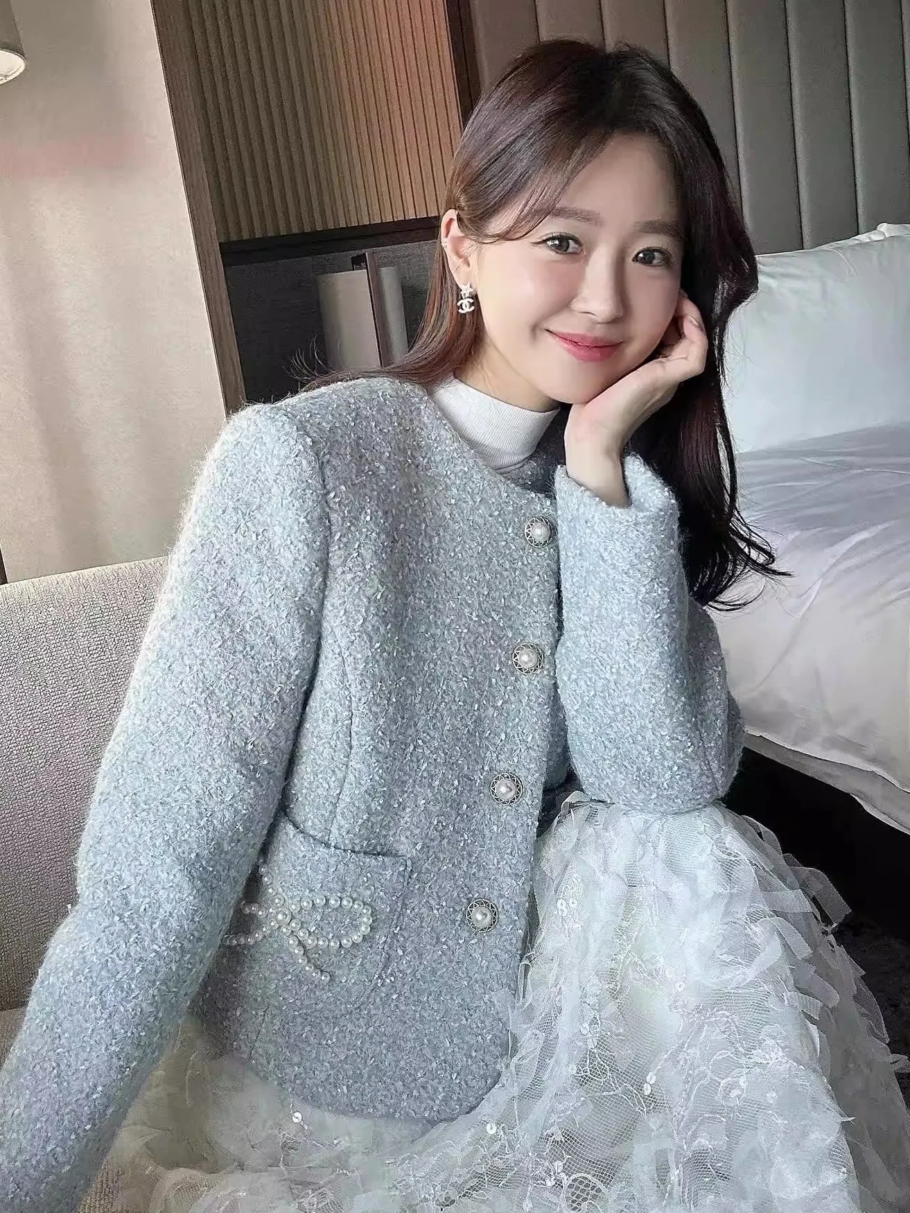 

Мягкий и уютный женский пуховик с жемчужным декором, свободного кроя, из модной полиэстеровой ткани