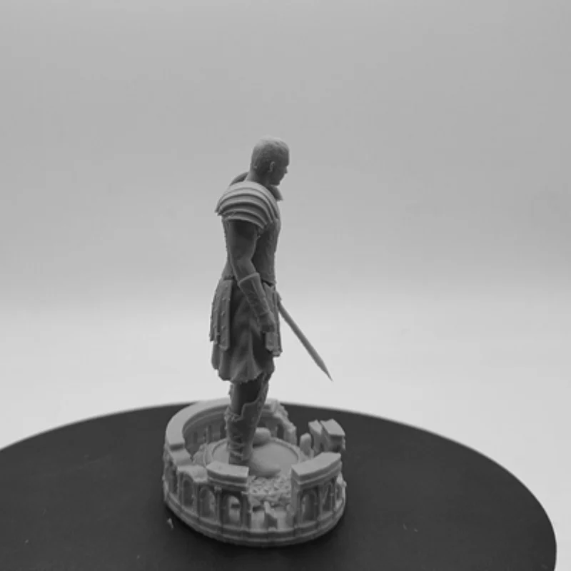 Gladiatore regalo in resina fai da te altezza verticale 88mm Kit modello di assemblaggio di personaggi del film non verniciato Figurine statiche non assemblate giocattoli