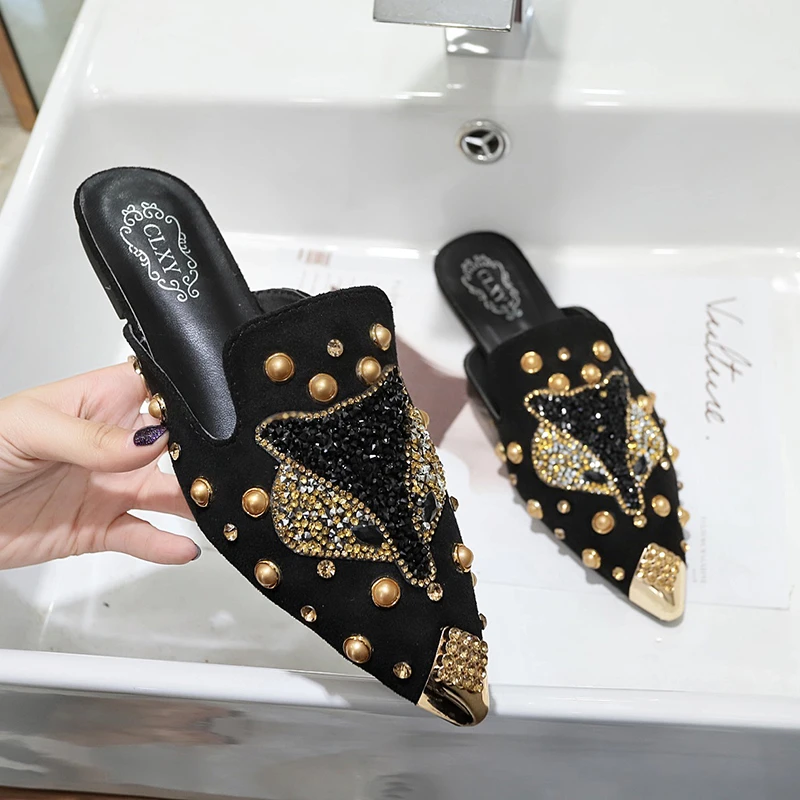 Baotou Halbbedeckte Damen-Sandalen für Frühling und Sommer, Neue Koreanische Version, Vielseitige Spitze Flache Nieten-Sandalen, Flacher Absatz Mule-Schuhe
