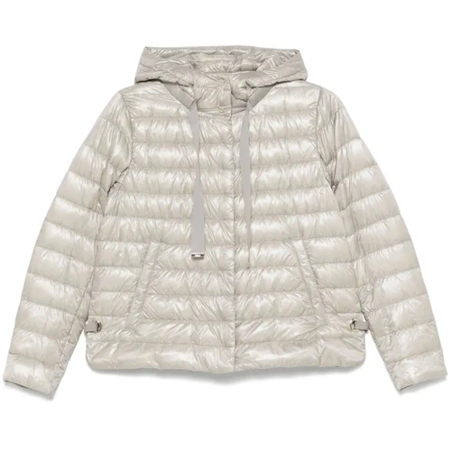 أسفل المعاطف