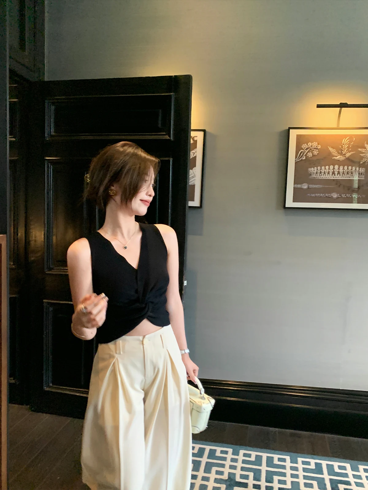 

Модный женский топ-майка Chen Mian матовый черно-белый с узлами, скрывающий недостатки фигуры, в стиле Spicy Girl, дизайнерская сенсация