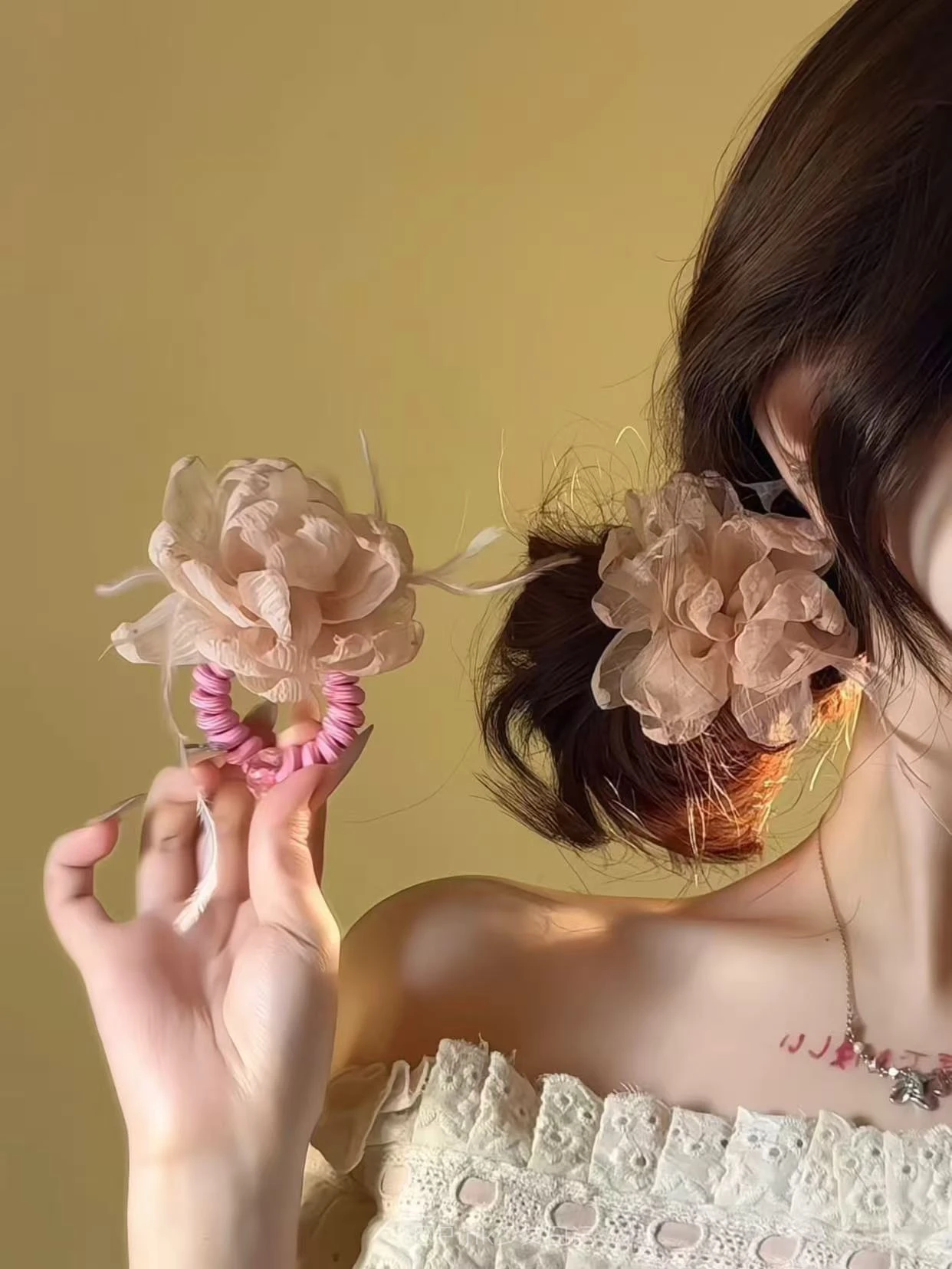 presilha-de-cabelo-banana-clip-estilo-verao-2025-com-flor-de-rede-e-pena-acessorio-de-cabelo-feminino-versatil-presil