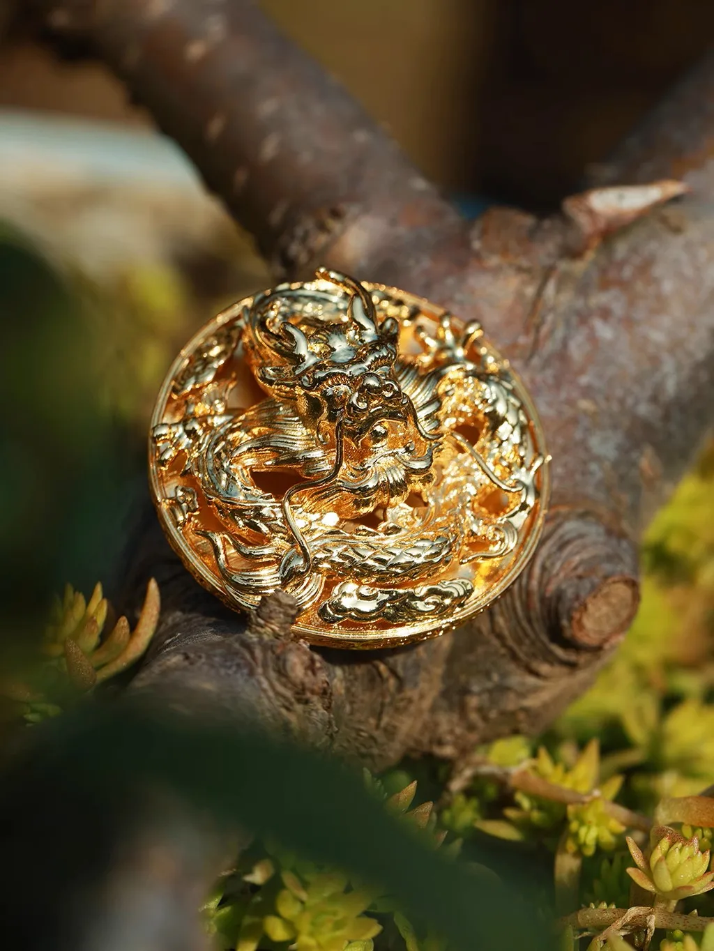 Chinese-style Forbidden City Golden Dragon Brooch Pendant Dual-purpose Super Heavy Industry Brooch