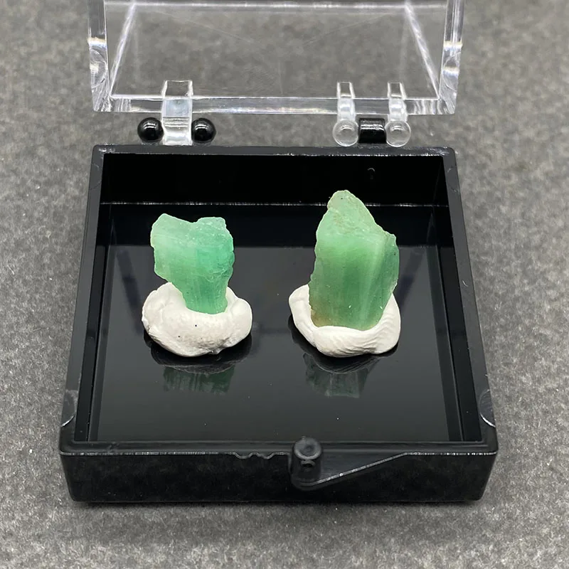 100%  Natural Emerald Mineral Specimens Stones and Crystals Healing Crystal   +Box size:35*35*35 mm