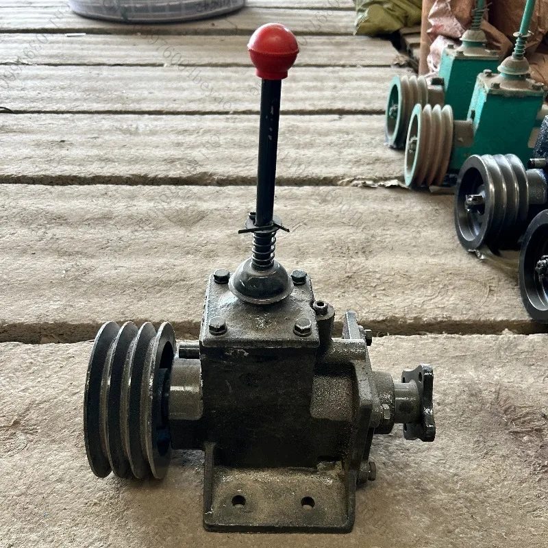 Three-wheel dung suction truck sprinkler clutch assembly gear clutch head separate type
