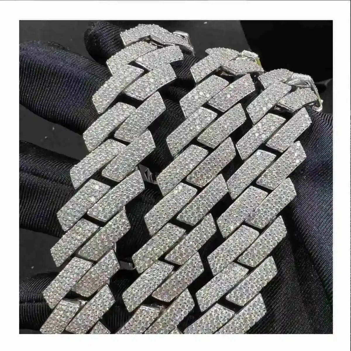 

Famous Big 22 Inches Link 18mm Sliver Iced Out Cuban Chain for Men Women