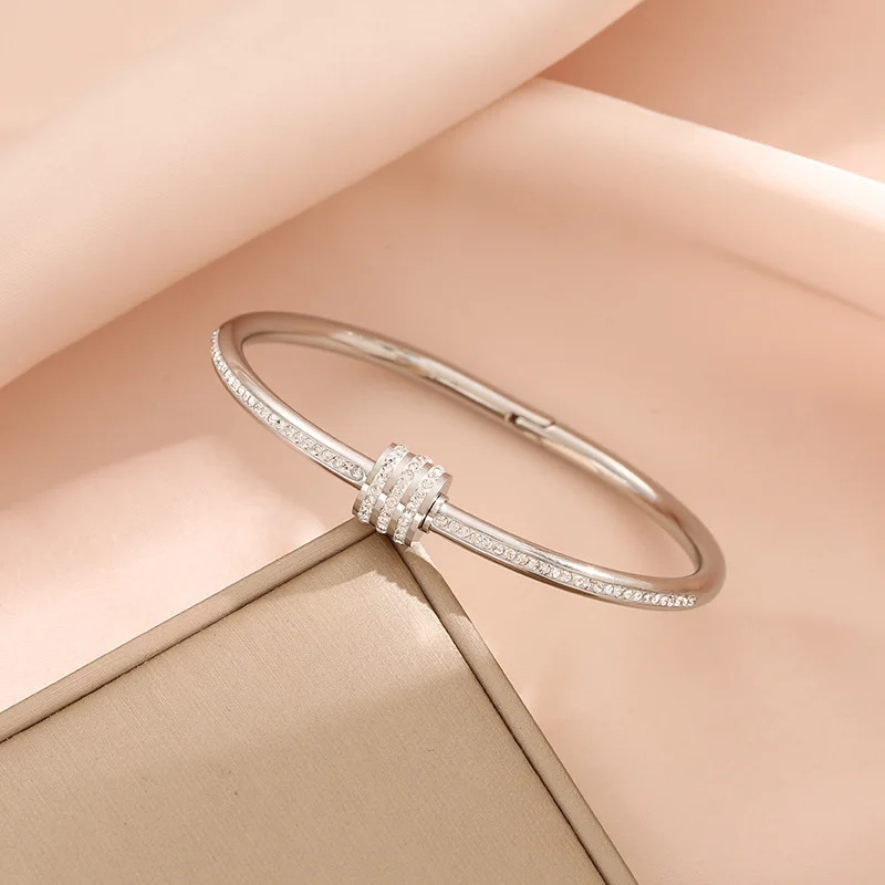 new Titanium steel non-fading rose gold bracelet a trendy and niche design for women on Instagram with a diamond-encrusted waist