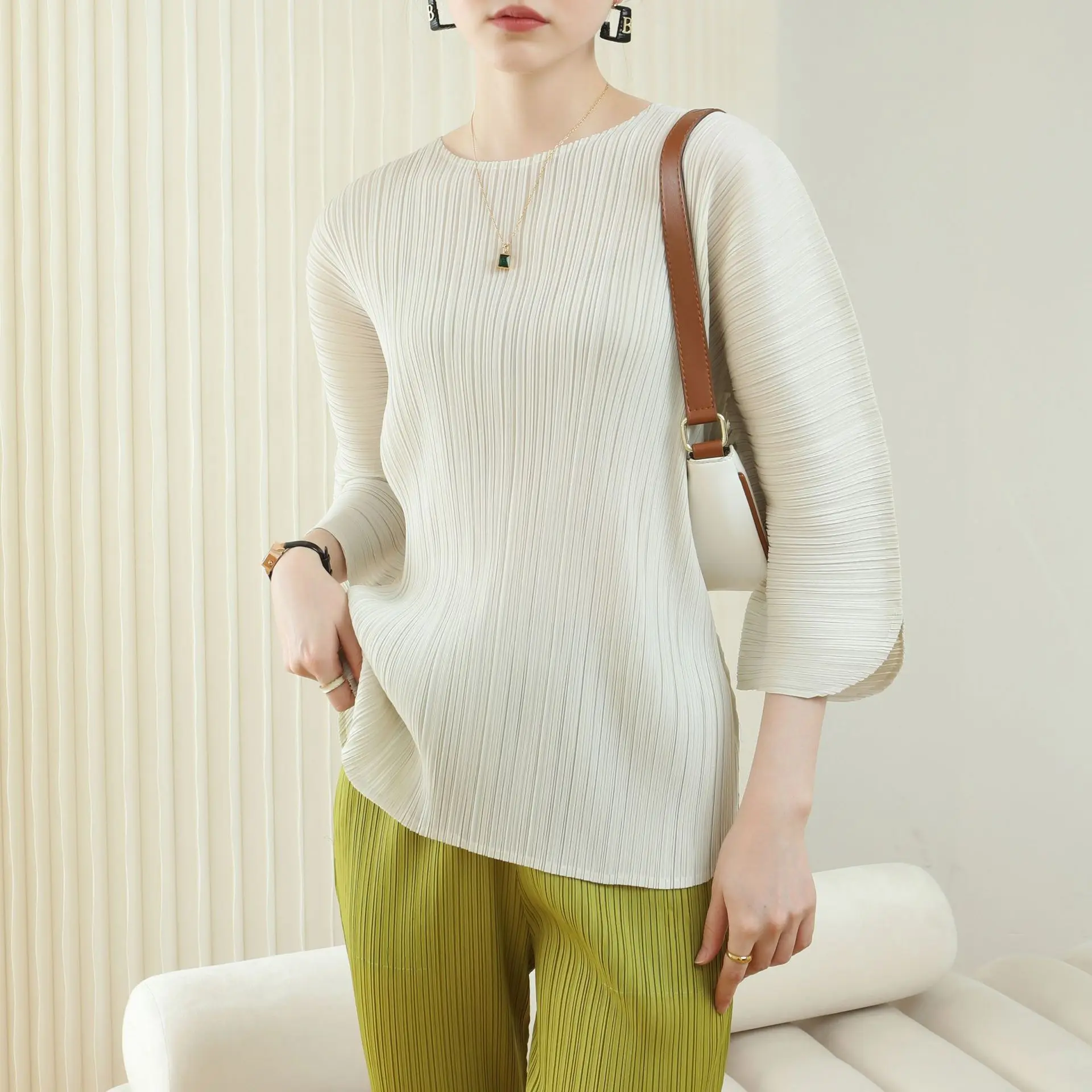 

Pleats Pleated Large Size T-shirt Loose Versatile Comfortable Casual Round Neck Top 2024 Early Spring New High-end Solid Tops