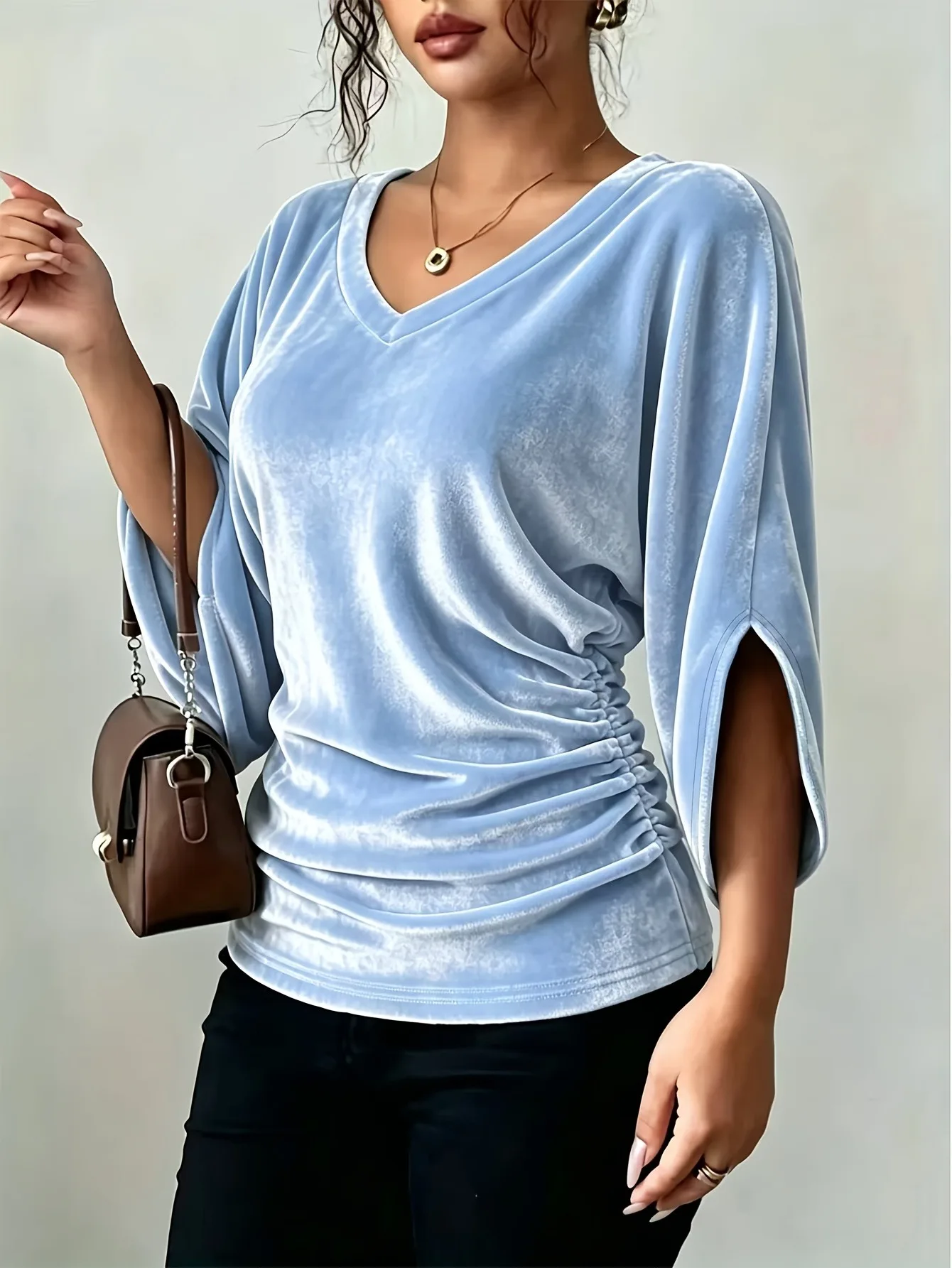 Plus Size Damen Samt-Oberteil mit V-Ausschnitt, 3/4-Ärmeln, elastischen Seitenpartien und Raffungen, einfarbige lässige Bluse – Detail 7
